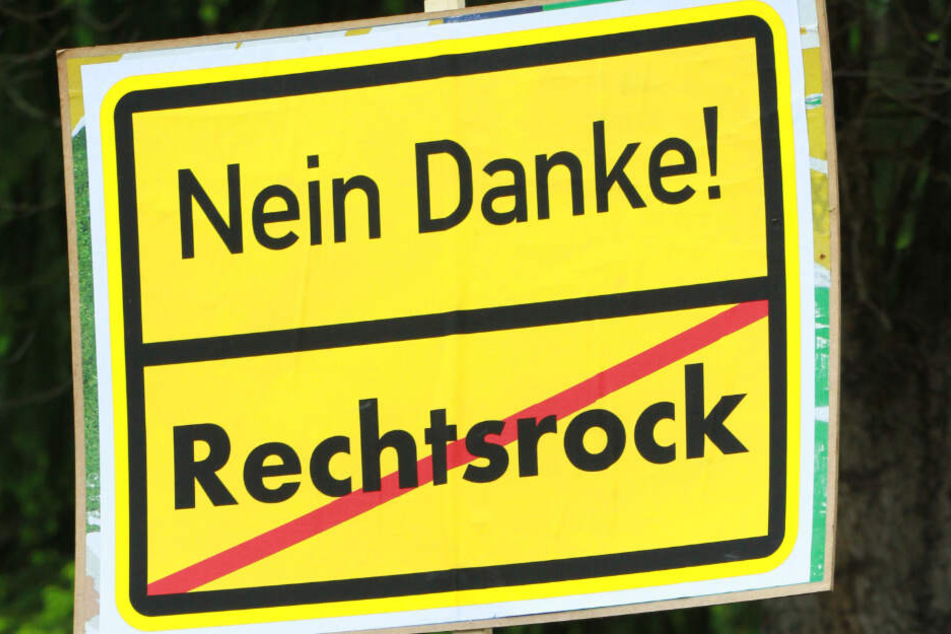 Ein Schild mit der Aufschrift "Nein Danke! Rechtsrock". (Symbolbild)