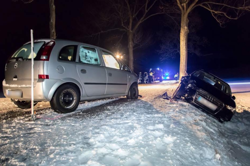 Ein Opel und ein Audi krachten frontal zusammen.