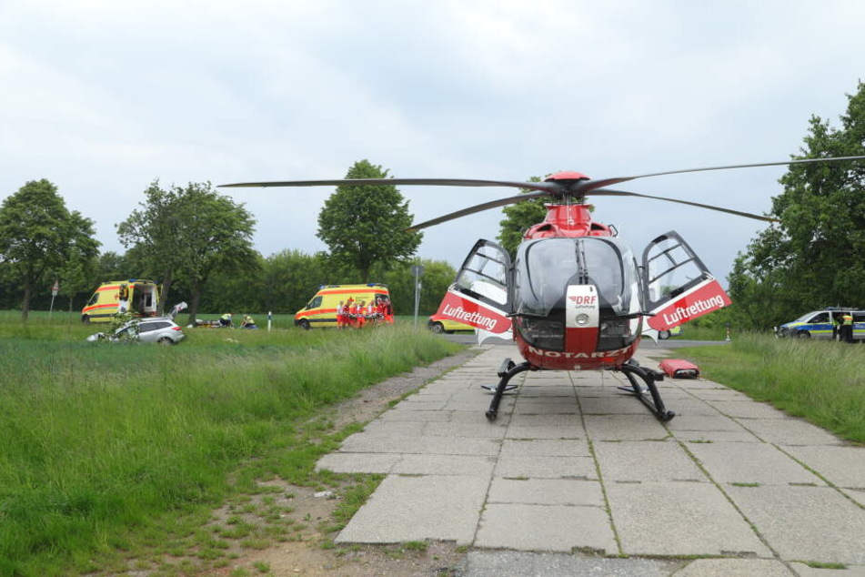 Ein Rettungshubschrauber brachte den Mopedfahrer in ein Krankenhaus.