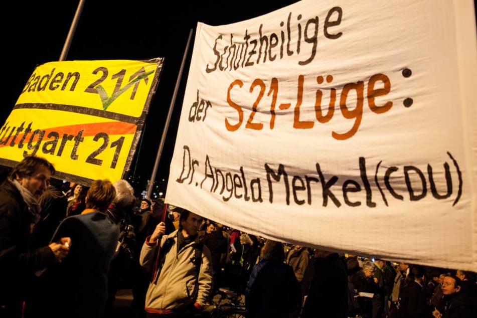 Menschen demonstrieren bei der 300. Montagsdemo vor dem Hauptbahnhof in Stuttgart. (Archivbild)