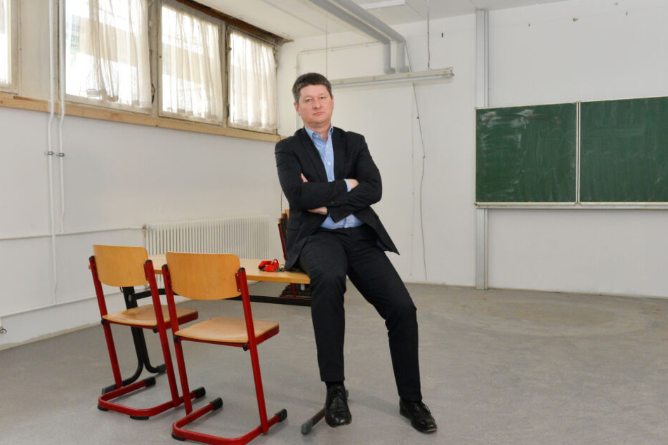 Direktor Lars Kluger (48) in einem fast leeren Klassenzimmer. Der Raum befindet sich übrigens im Keller, weil die Schule den Schulkomplex plötzlich mit dem neuen Gymnasium Gorbitz teilen muss.