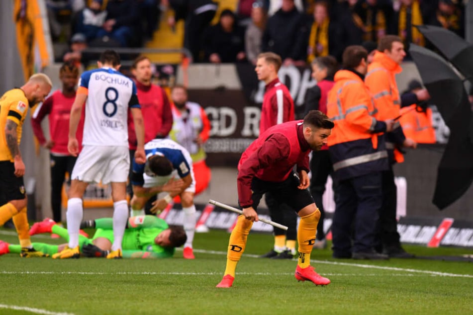 Dynamos Niklas Kreuzer muss beim Einsammeln der Wurfgeschosse in Deckung gehen.
