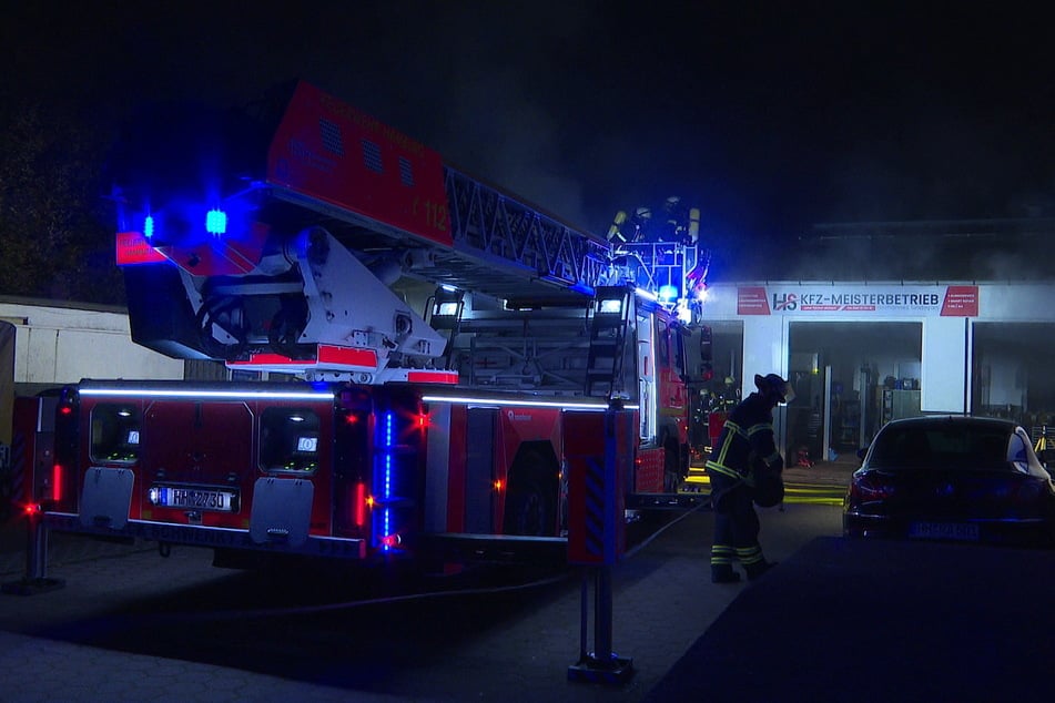 Die Hamburger Feuerwehr löschte einen Brand in einer Autowerkstatt.