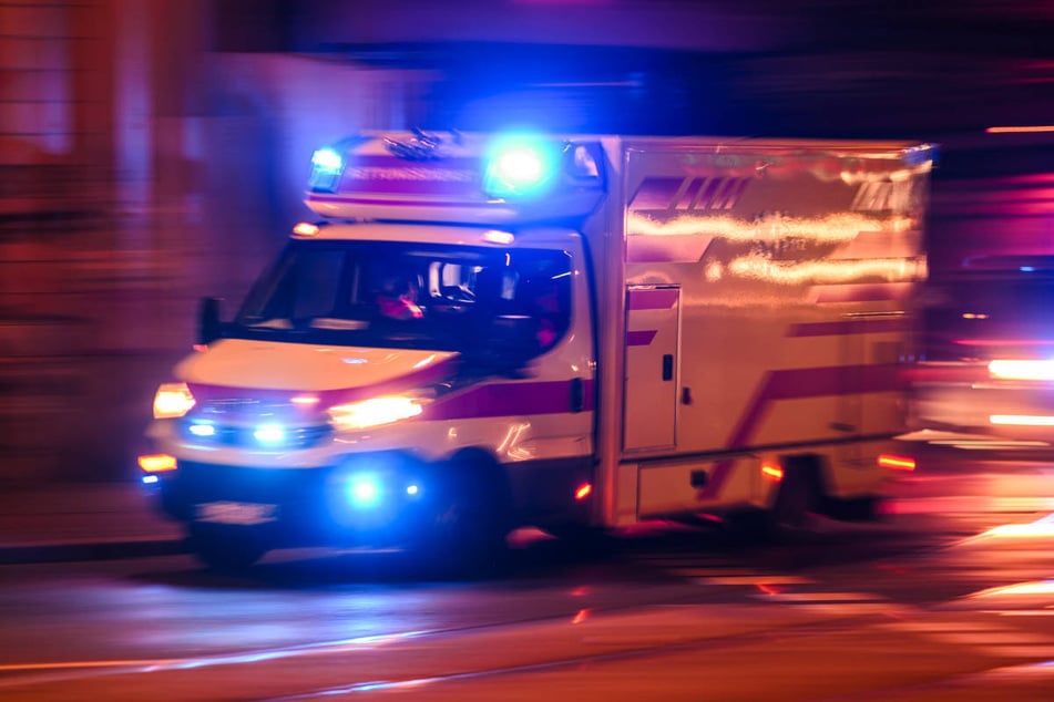 Die drei jungen Frauen mussten schwer verletzt ins Krankenhaus gebracht werden. (Symbolfoto)