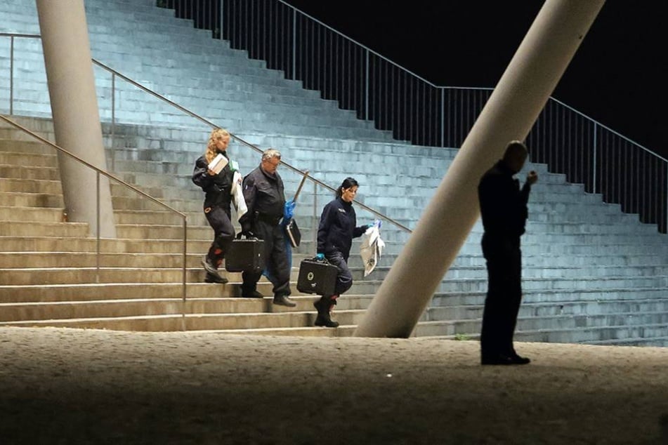 Polizisten kommen vom Tatort am Congresscenter.