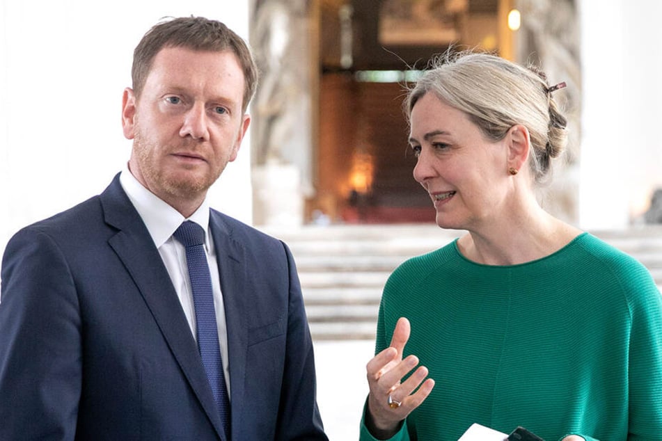 Sachsens Ministerpräsident Michael Kretschmer (44, CDU) fordert, dass Zöllner bei Mindestlohn-Kontrollen auf Uniform und Dienstwaffe verzichten.