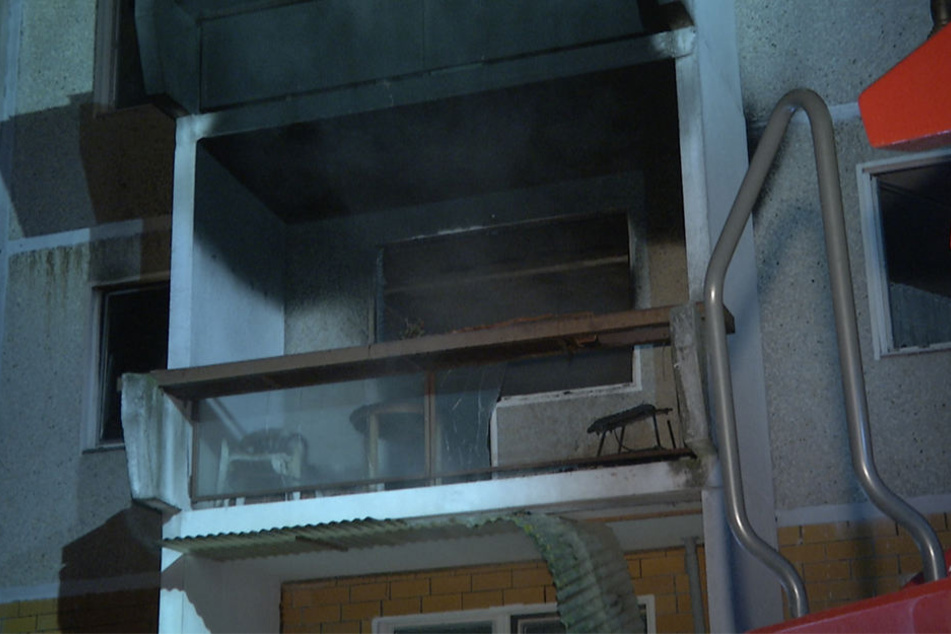 Das Feuer brach in der Wohnung eines 70-jährigen Mieters aus.