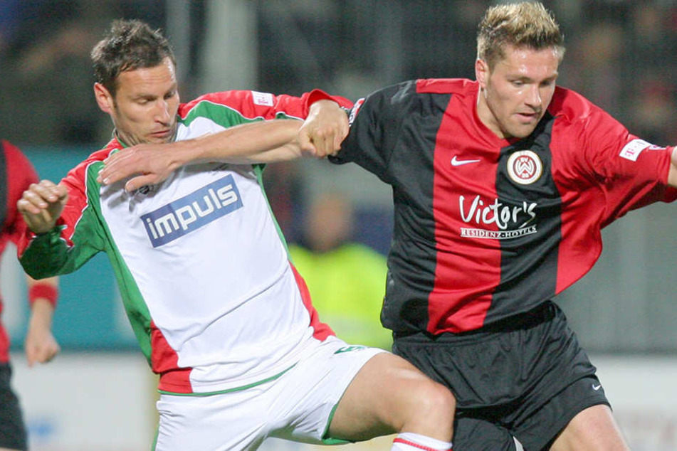 Ronny König (rechts) im Zweikampf mit einem Augsburger Akteur, damals im Trikot von Wehen Wiesbaden.