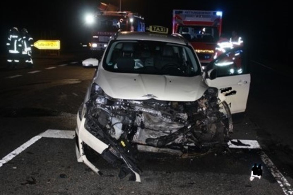 Das Taxi wurde bei dem Crash komplett zerstört.