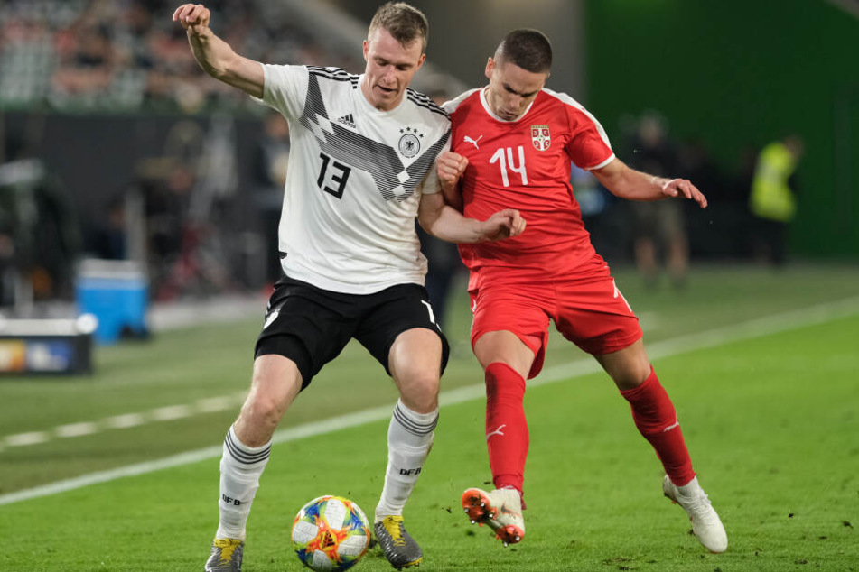 Mijat Gacinovic (re.) im Zweikampf mit Deutschlands Lukas Klostermann.