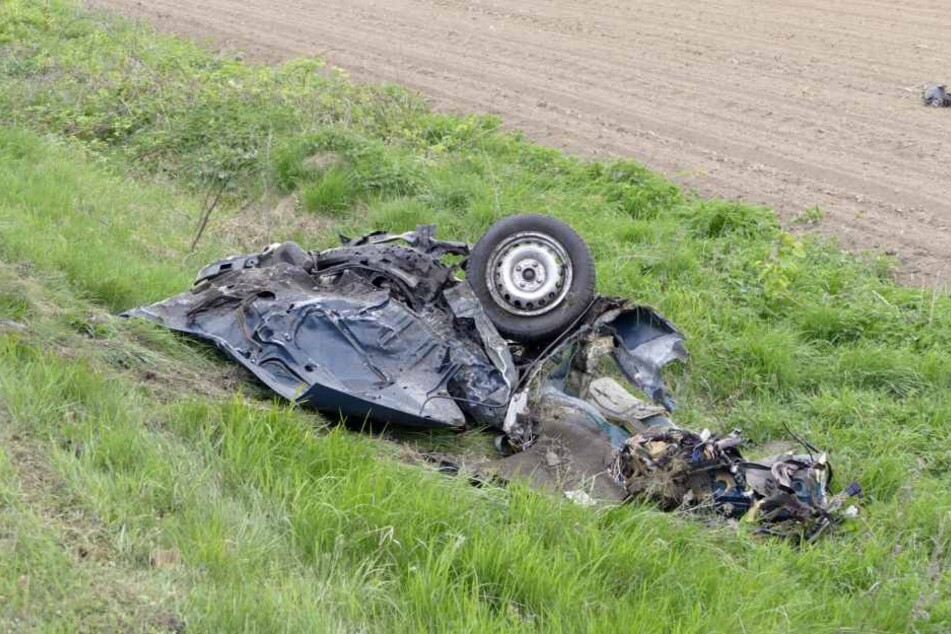 Die Front des Renault liegt abgerissen im Straßengraben.