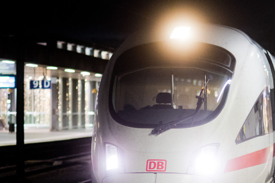 Der ICE streifte den 19-Jährigen. (Symbolbild)