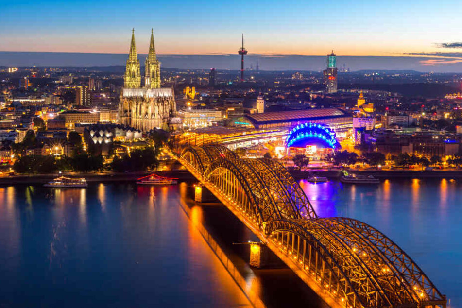 Köln am Abend: mehr als eine Million Einwohner leben in der Domstadt.
