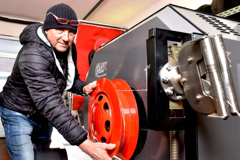 Im Alltag repariert Felix Jarnovics (62) in seiner Ottendorfer Werkstatt "Auto-Felix" kaputte Fahrzeuge.