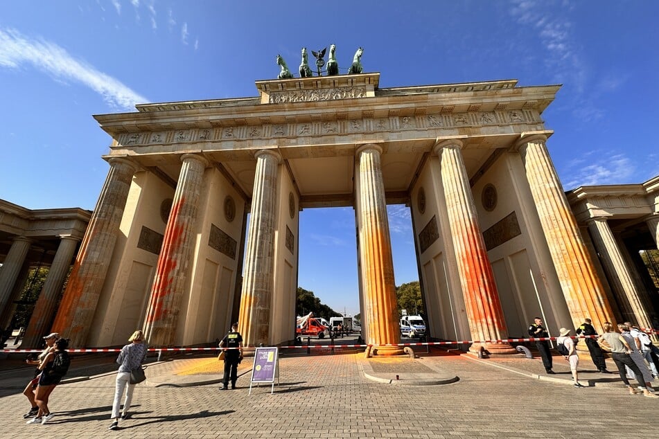 Die Reinigungskosten für die Entfernung der Farbe am Brandenburger Tor liegen bei rund 140.000 Euro.