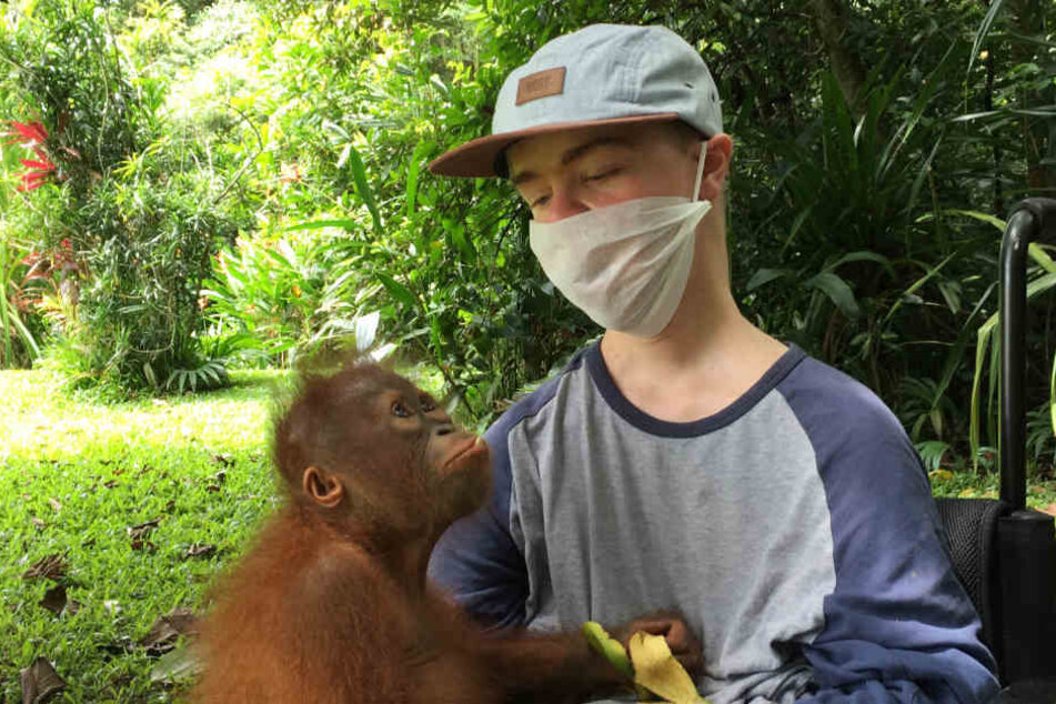 Die einjährige Mona sitzt auf Bennis Schoss in Indonesien.