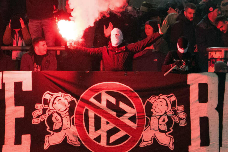Den Anhängern der Frankfurter Eintracht drohte wegen des wiederholten Einsatzes von Pyrotechnik der Ausschluss beim Auswärtsspiel in der Europa League bei Benfica Lissabon.