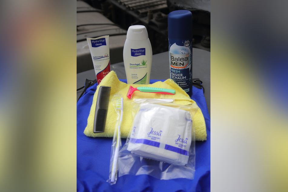 Die Hygienekits enthalten Produkte zur Sicherung grundlegender Hygienebedürfnisse für einen Monat, darunter Zahnpasta, Zahnbürsten, Duschgel, Rasierer und Handtücher.