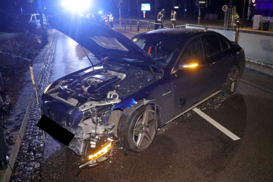 Der stark beschädigte Mercedes-AMG steht nach dem Unfall auf der Wiener Straße in Dresden.