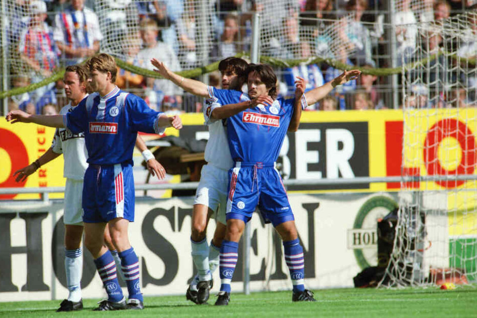 Dirk Schuster (r.) spielte in seiner letzten KSC-Spielzeit zusammen mit den späteren Champions-League-Siegern Michael Tarnat (2.v.l.) und Thorsten Fink.