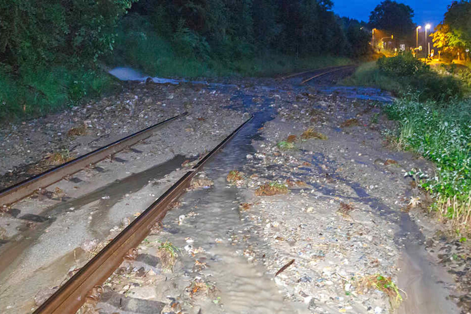 Bei dem Unwetter wurden Gleisanlagen überspült. Die Reparatur wird länger dauern, als zunächst angenommen.