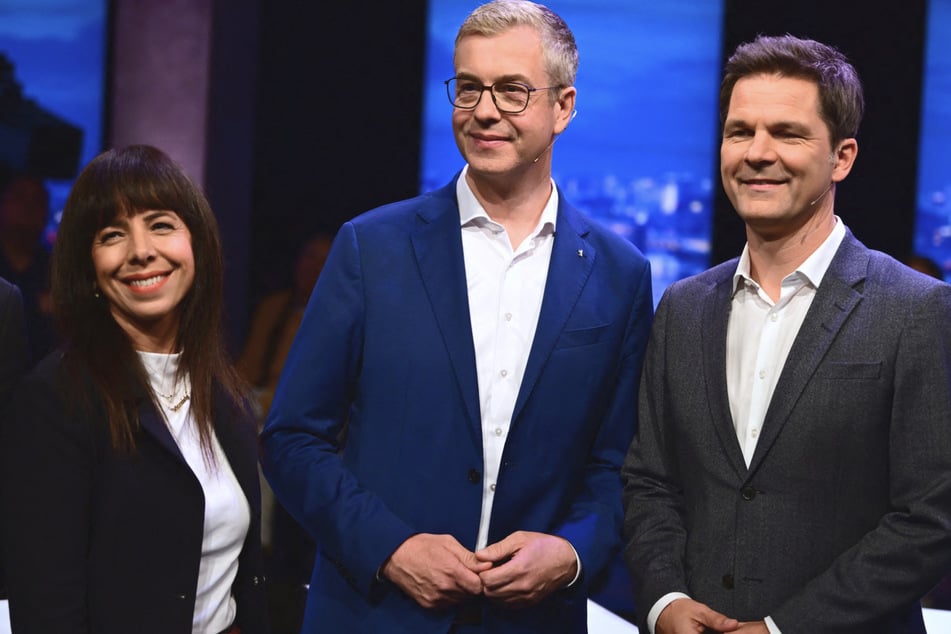 Die Spitzenkandidaten Elif Eralp (l-r, Die Linke), Stefan Evers (CDU), und Steffen Krach (SPD) stehen vor Beginn der RBB-Wahlarena zusammen im Studio.