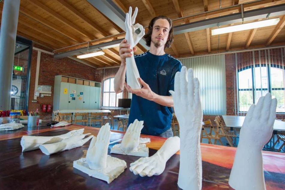 Museumspädagoge Dirk Sorge (32) bereitet Gipsabdrücke mit Gesten für die Ausstellung vor.