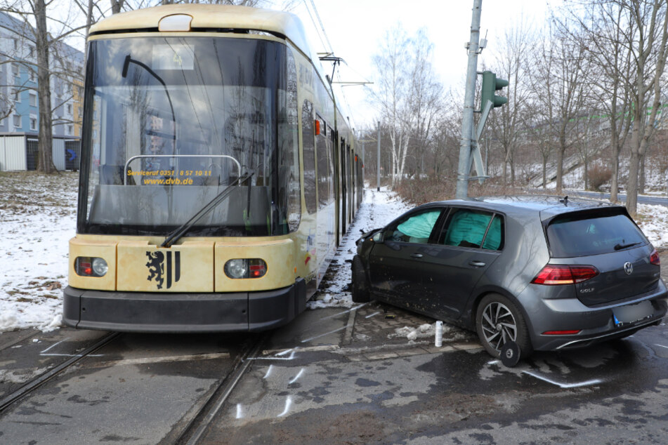 In Coswig an einem Bahnübergang kollidierten eine Straßenbahn und ein VW Golf.