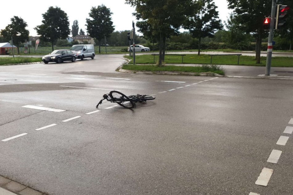 Das Fahrrad liegt auf einer Kreuzung auf der Straße.