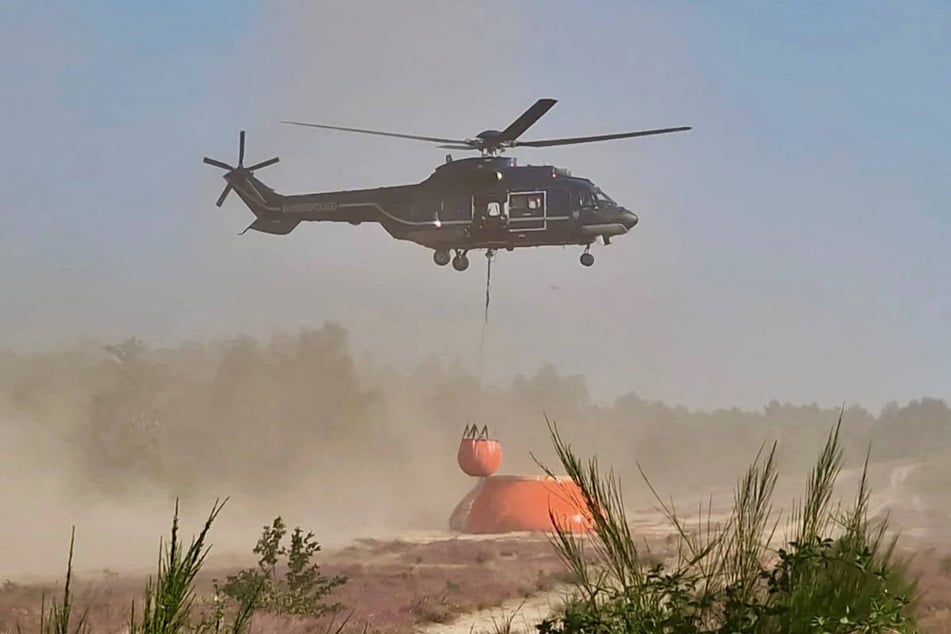 Ein Hubschrauber der Bundespolizei unterstützt die Löscharbeiten aus der Luft.