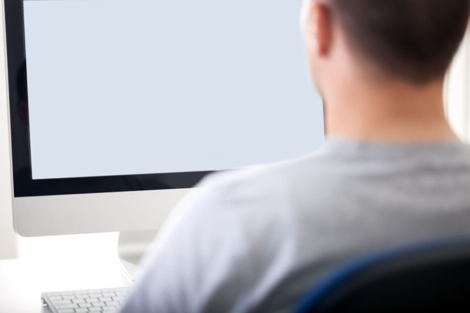Der 43-Jährige hatte mit Mädchen im Alter zwischen 8 und 12 Jahren gechattet und sie zu sexuellen Handlungen überredet oder vor ihnen ausgeführt (Symbolbild).