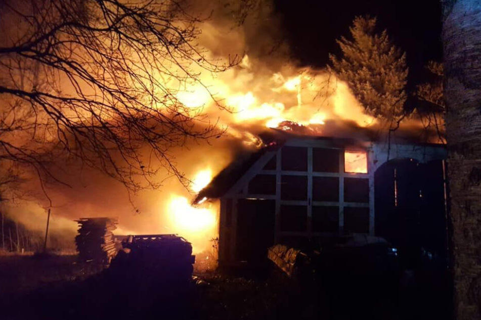 Als die Einsatzkräfte eintrafen, brannte das Haus bereits lichterloh.
