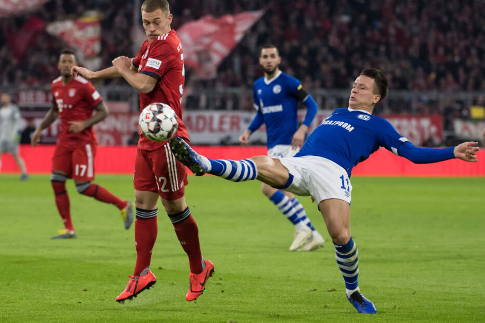 Joshua Kimmich (l) im Bundesliga-Duell gegen Schalke: Der Außerverteidiger geht vorbelastet in die Champions League Party gegen Liverpool.