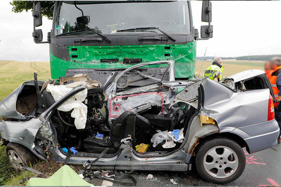 Die Opel-Fahrerin erlitt bei dem Unfall schwere Verletzungen, an denen sie noch am Unfallort verstarb.