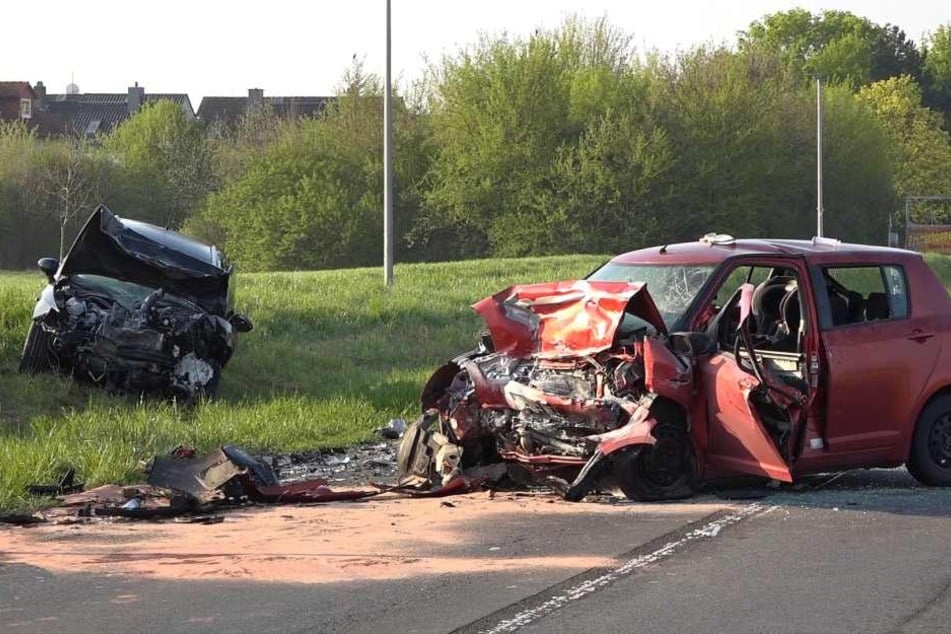 Beide Wagen waren nach dem Unfall schwer beschädigt.