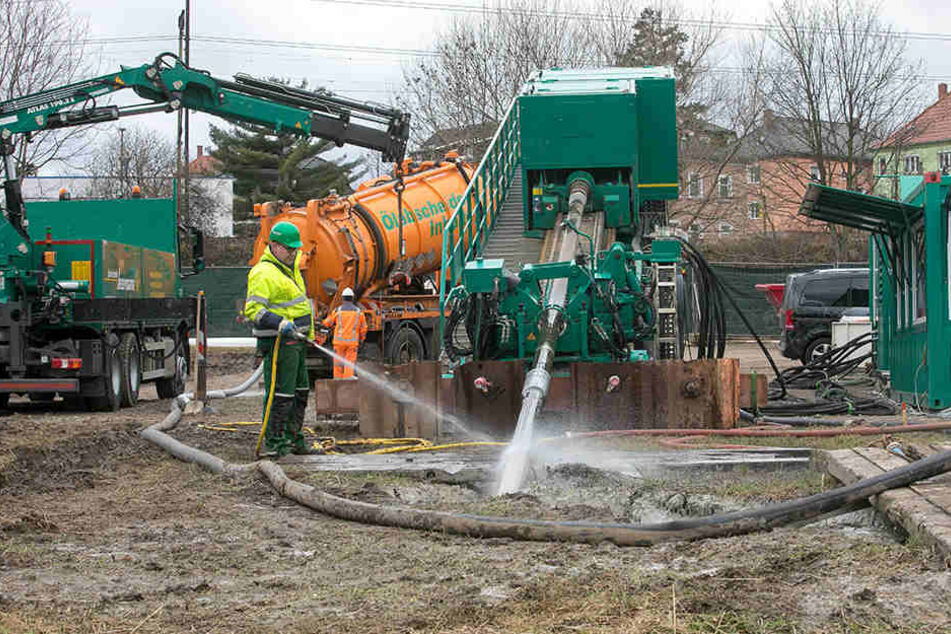 Mit maximal 250 Tonnen Druck, aktuell werden lediglich 30 Tonnen Druck benötigt, wird der Bohrer in den Untergrund geschoben.