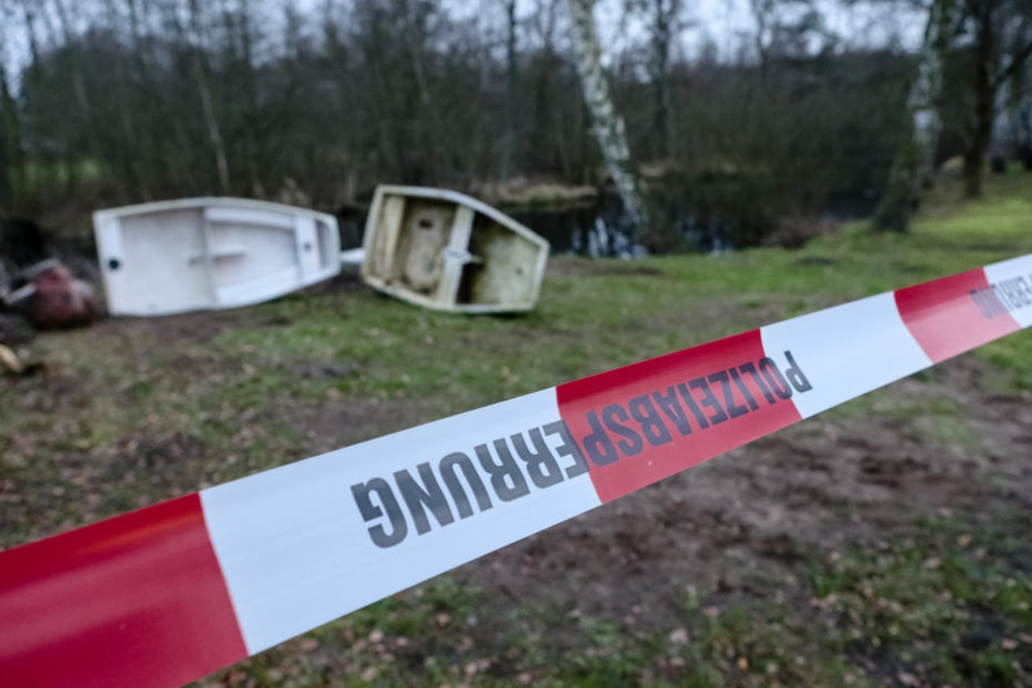 Passanten haben am Dienstagnachmittag am Ufer eines kleines Teiches in Eilenburg einen leblosen Mann entdeckt. (Symbolbild)