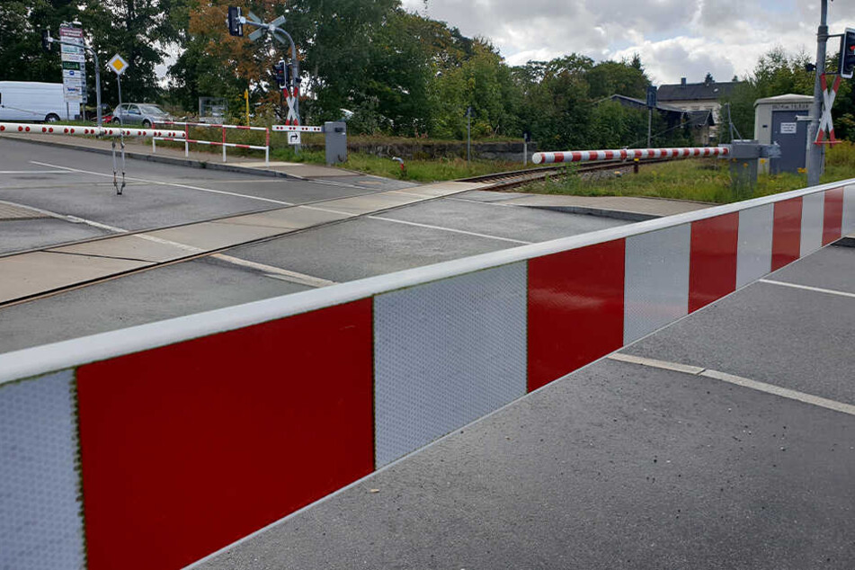 Nichts geht mehr: Die Schranken an dem Bahnübergang sind geschlossen.