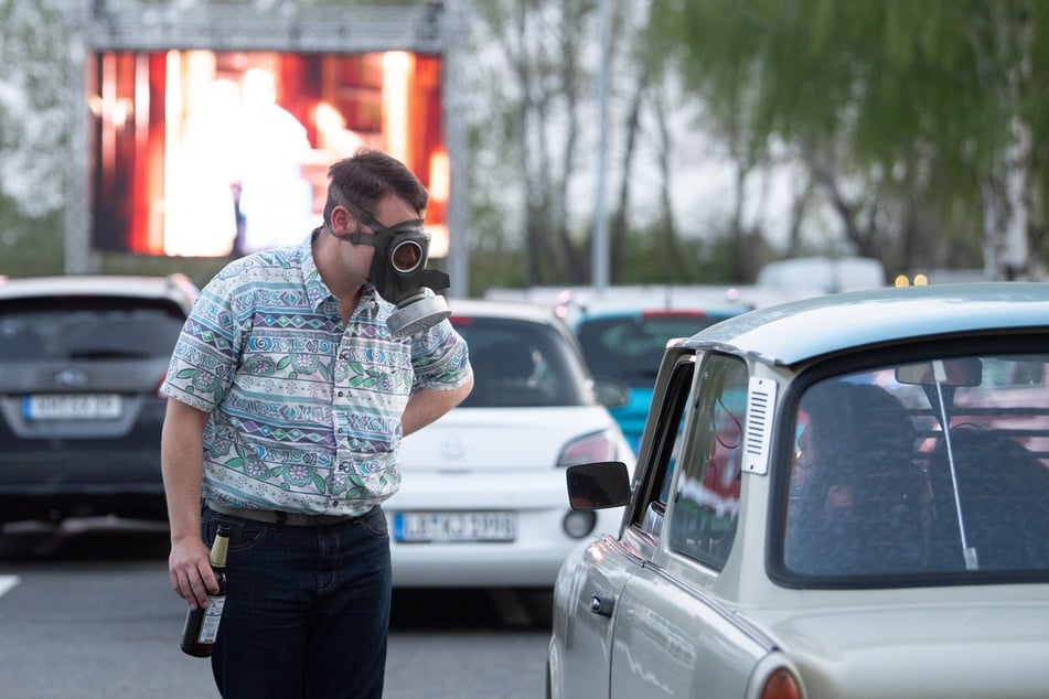 A visitor protected himself with a gas mask.