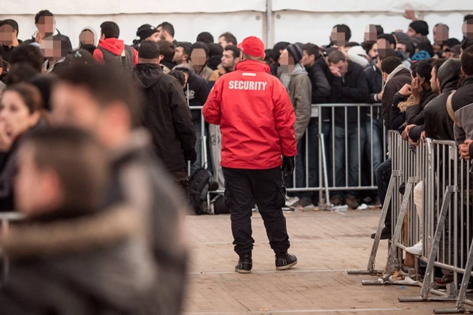 Asylsuchende vor der LaGeSo. Wenn sie als Flüchtlinge anerkannt sind, sind die Bezirksämter für sie zuständig.