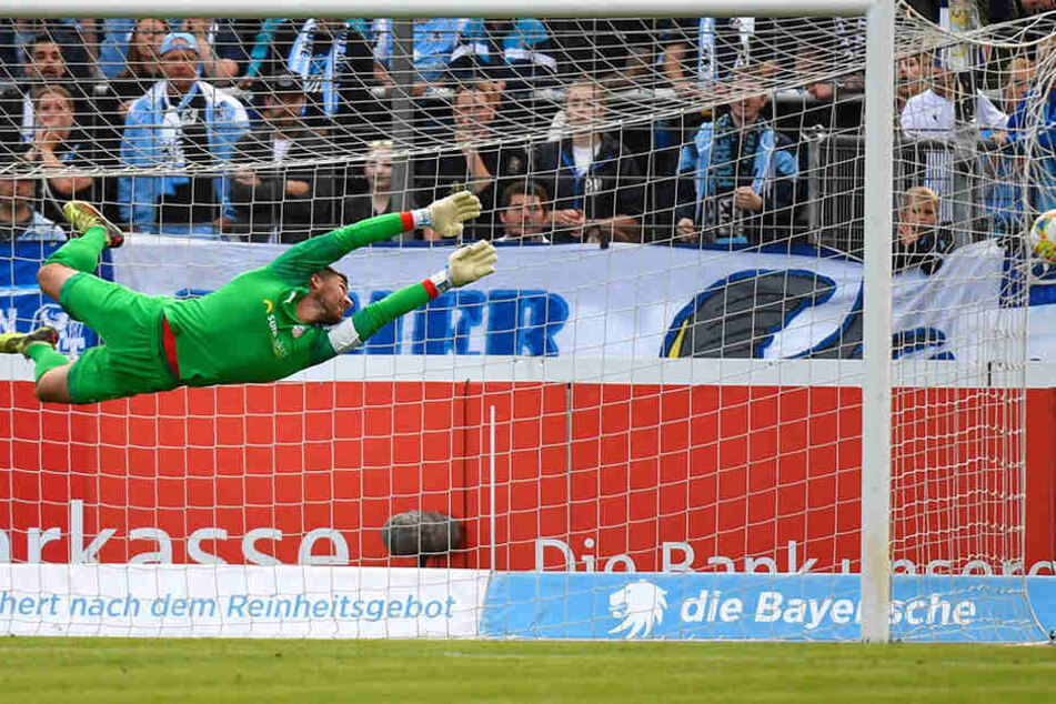 Johannes Brinkies macht sich vergeblich lang, der Ball ist im Netz. Zwickau verlor 0:3 bei 1860 München.