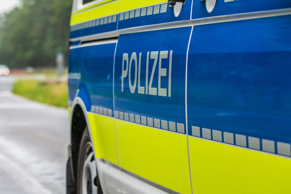 Schwer verletzt kam eine Radlerin nach einem Unfall ins Krankenhaus. Die Polizei ist für Hinweise zum Unfallgeschehen dankbar. (Symbolbild)