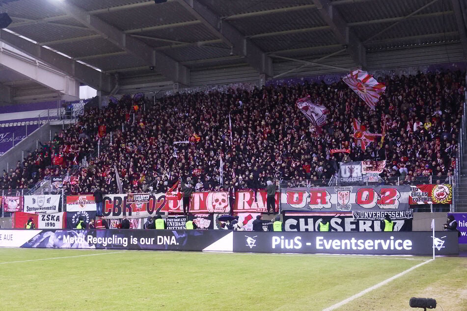 Der Cottbuser Gästeblock zeigte sich in dem Derby rappelvoll und stimmungsgeladen.