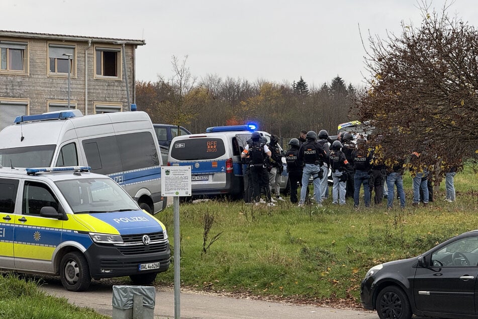 Dutzende Polizeikräfte haben sich am Tatort im schwäbischen Hochdorf eingefunden.