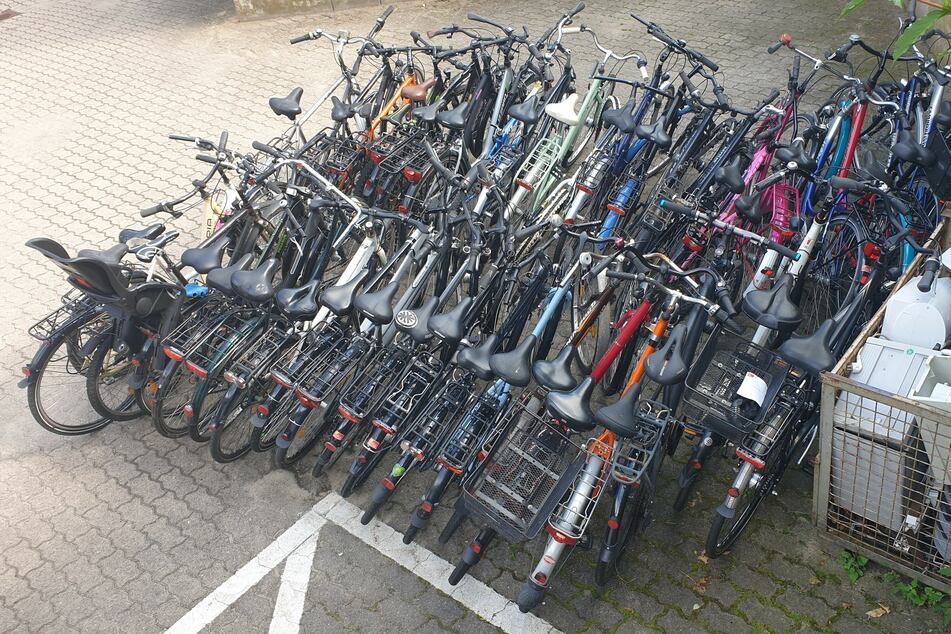 Die Beamten fanden zahlreiche wohl gestohlene Fahrräder.