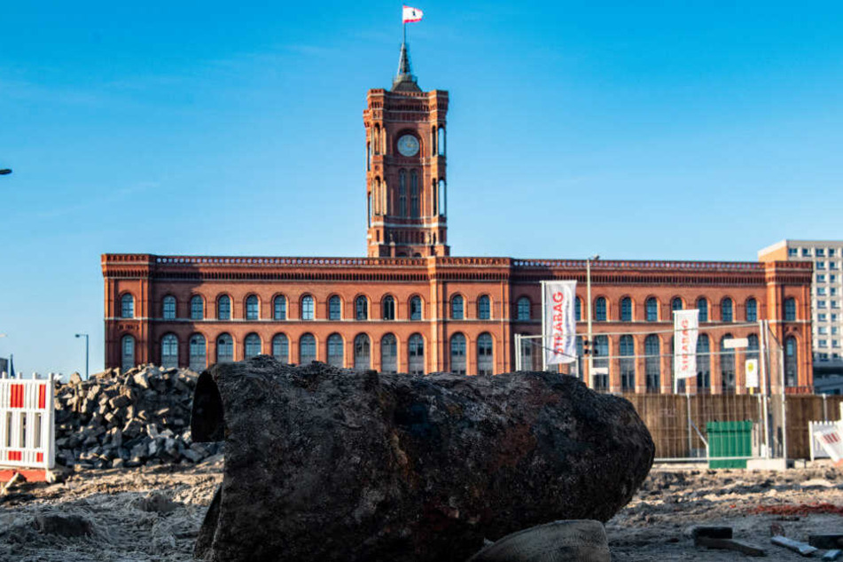 Eine Weltkriegsbombe liegt auf einer Baustelle gegenüber vom Roten Rathaus.