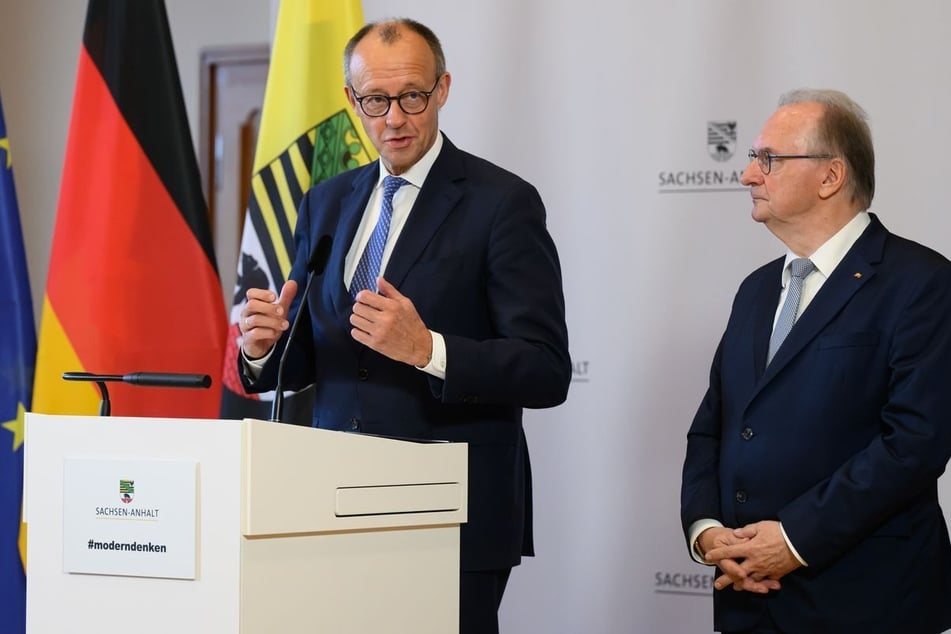 Friedrich Merz (70, CDU, l.) wurde in Halle von Ministerpräsident Reiner Haseloff (71, CDU) begrüßt.