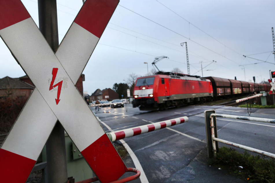 An einem Bahnübergang geschah der Unfall. (Symbolbild)