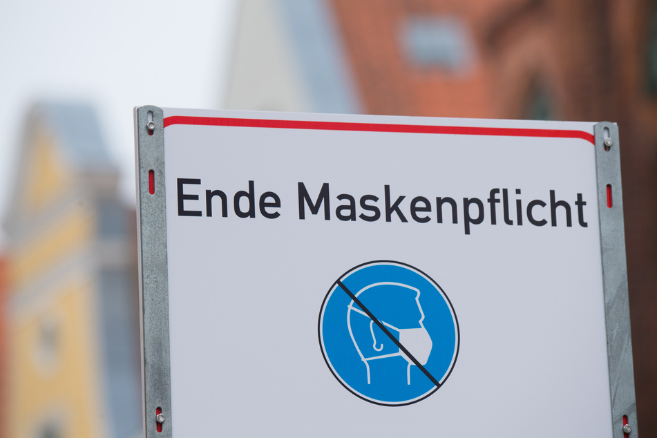 Der Handelsverband Sachsen hat die Lockerung der Maskenpflicht beim Einkaufen als Erleichterung und weiteren Schritt Richtung Normalität begrüßt.