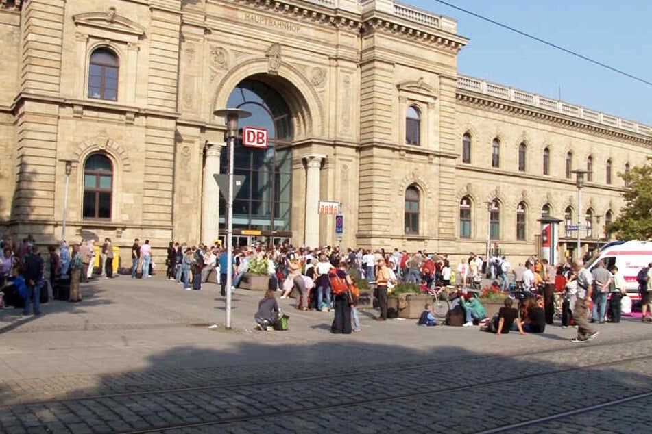 Am Hauptbahnhof Magdeburg rettete die Polizei den kleinen Hund.